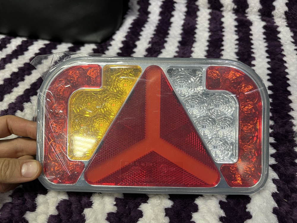 Купить фонарь светодиодный для прицепа с треугольником байонет провод левый по цене 2 500 р.. Низкие цены. Большой выбор. Доставка по всей России. Интернет-магазин в Москве. Только положительные отзывы!