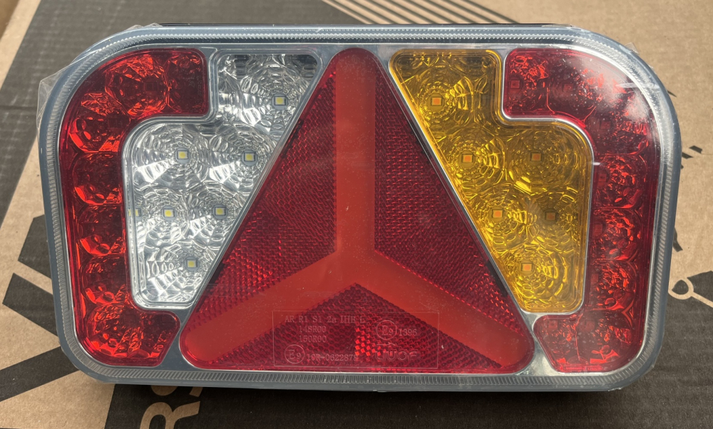 Купить фонарь светодиодный для прицепа с треугольником байонет провод правый по цене 2 500 р.. Низкие цены. Большой выбор. Доставка по всей России. Интернет-магазин в Москве. Только положительные отзывы!